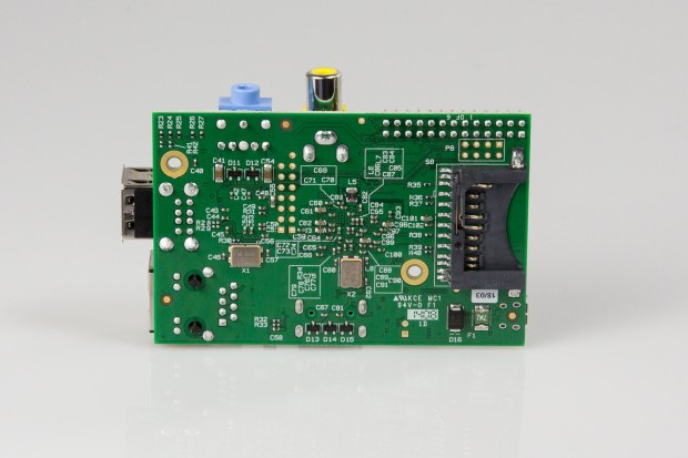 ...mit der R&uuml;ckseite des Raspberry Pi B